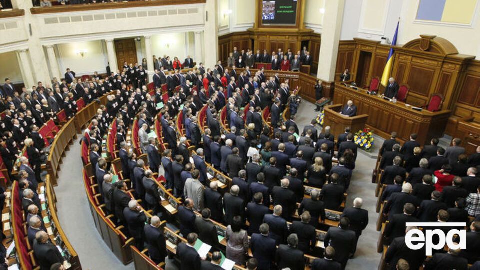 Згідно з опитуванням, до Верховної Ради проходить сім політичних партій