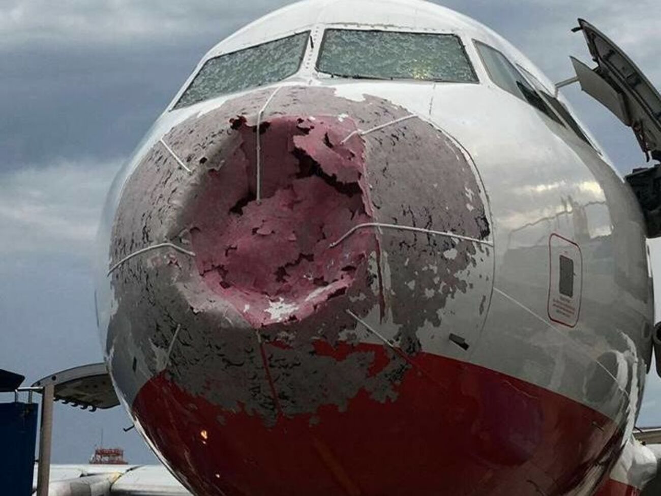 Град повредил нос пассажирского самолета