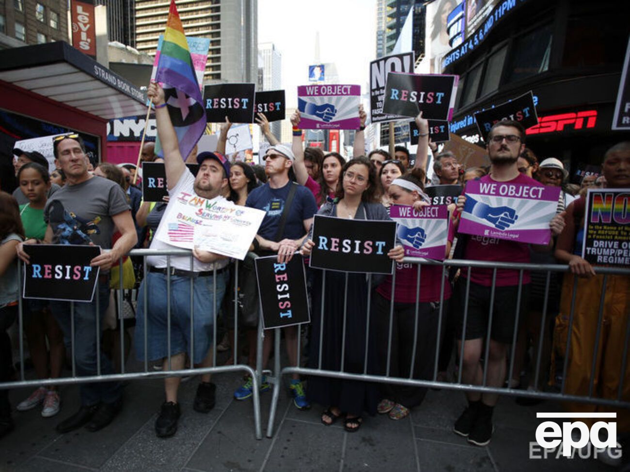 Заявление президента США Дональда Трампа, что трансгендерам запретят служить в вооруженных силах страны, встретили протестами