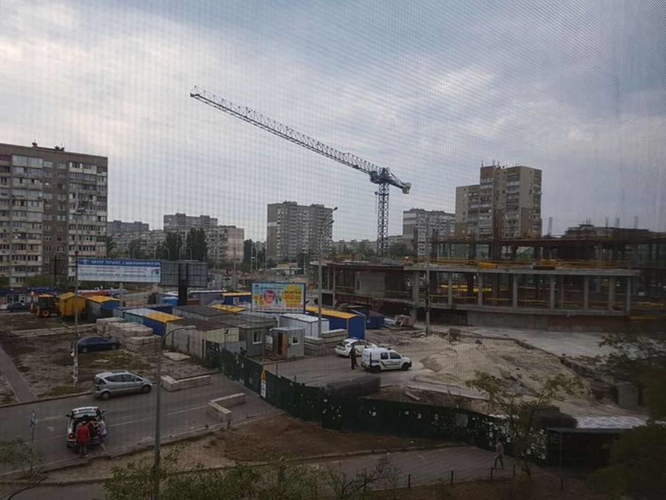 Автомобілі поліції приїхали на будмайданчик після нещасного випадку