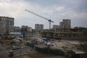 Автомобили полиции приехали на стройплощадку после несчастного случая
