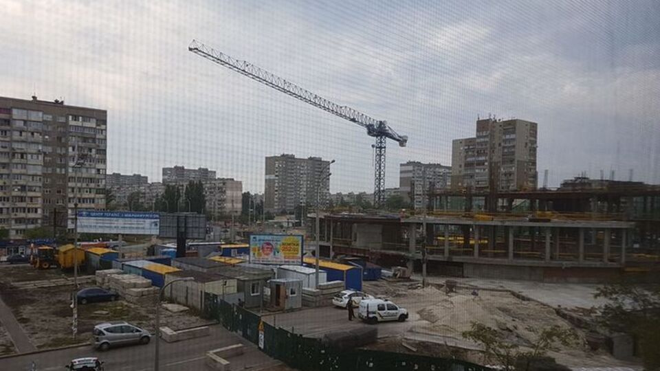 Автомобілі поліції приїхали на будмайданчик після нещасного випадку