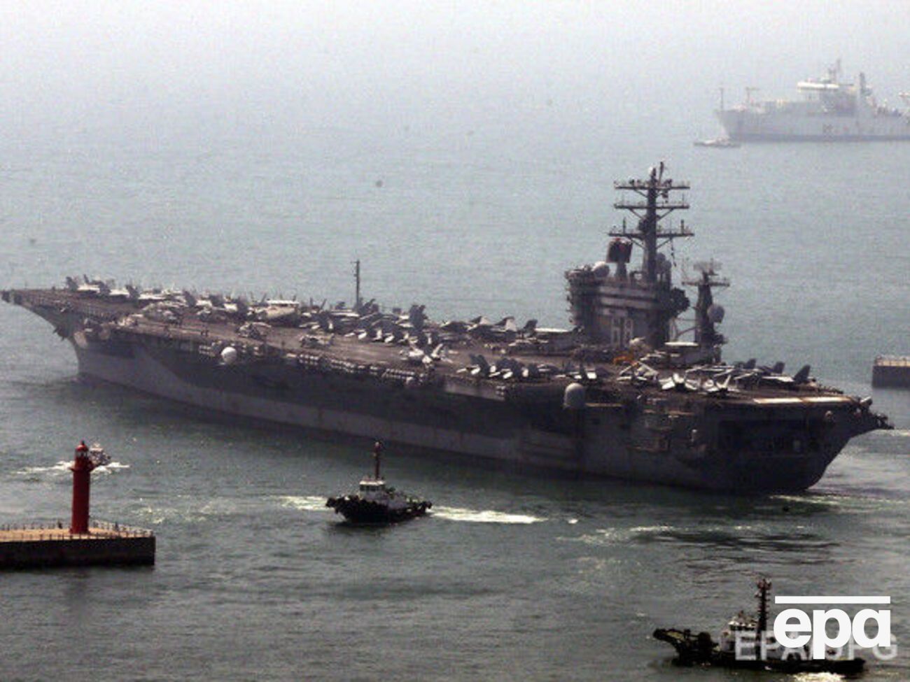 Американский авианосец стрелял по иранским катерам