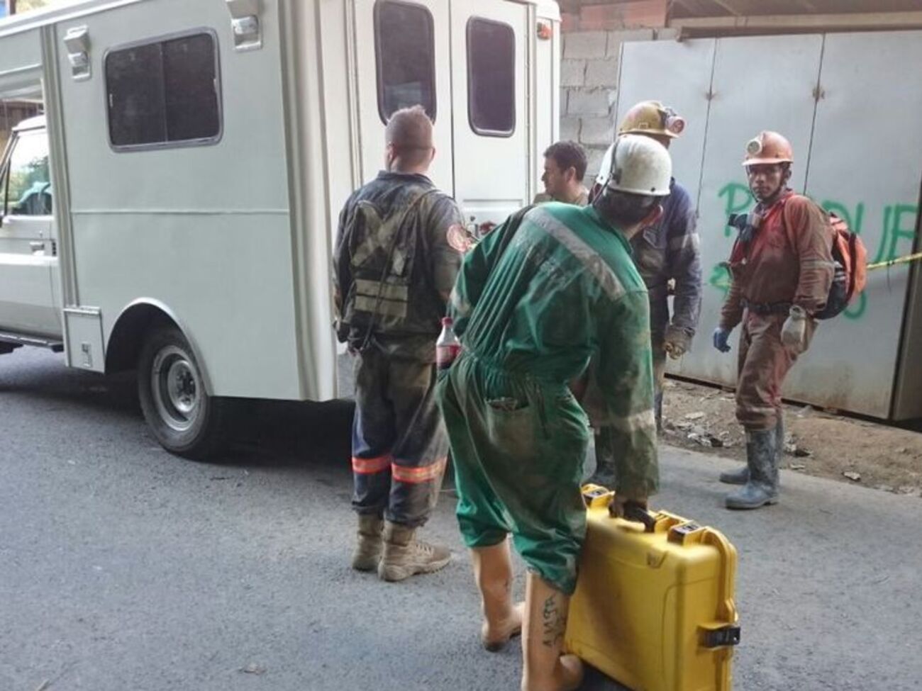 Пожарные завершили спасательную операцию на нелегальной шахте в Колумбии