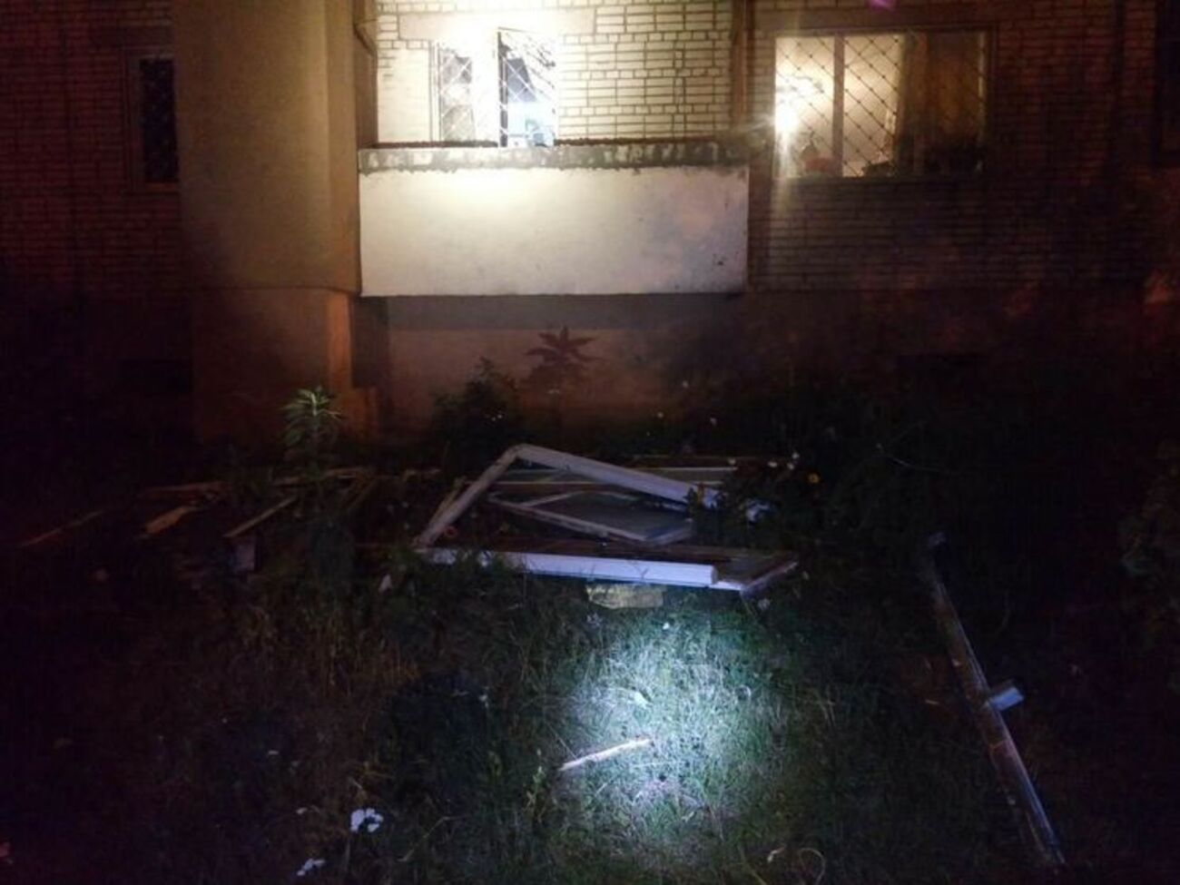 Взрывной волной выбило окна на кухне и балконе