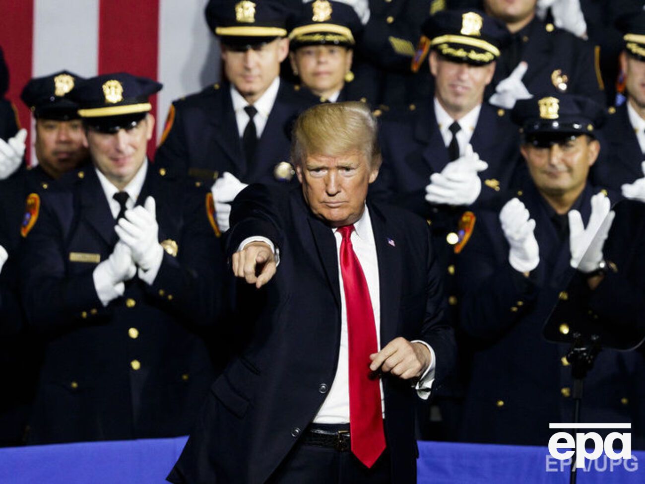 Трамп &ndash; полицейским: Руку можете убрать