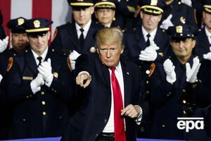 Трамп – поліцейським: Руку можете забрати