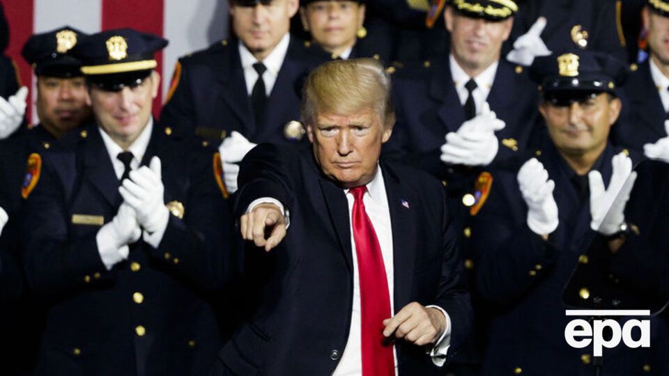 Трамп – полицейским: Руку можете убрать