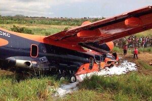 Во время падения самолета четверо членов экипажа получили легкие телесные повреждения