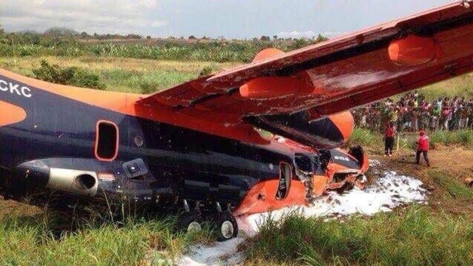 Під час падіння літака четверо членів екіпажу дістали легкі тілесні ушкодження