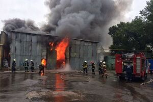 На місці пожежі працювало 67 рятувальників, було залучено 17 одиниць техніки