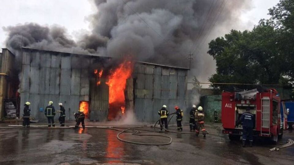 На місці пожежі працювало 67 рятувальників, було залучено 17 одиниць техніки