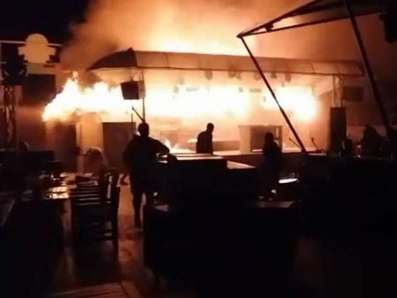 Пожарные тушат возгорание в одесском клубе "Пляжник"