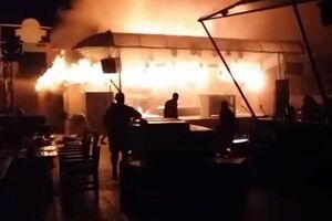 Пожарные тушат возгорание в одесском клубе "Пляжник"