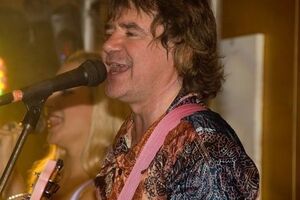 По словам Осина, ему трудно даже держать гитару