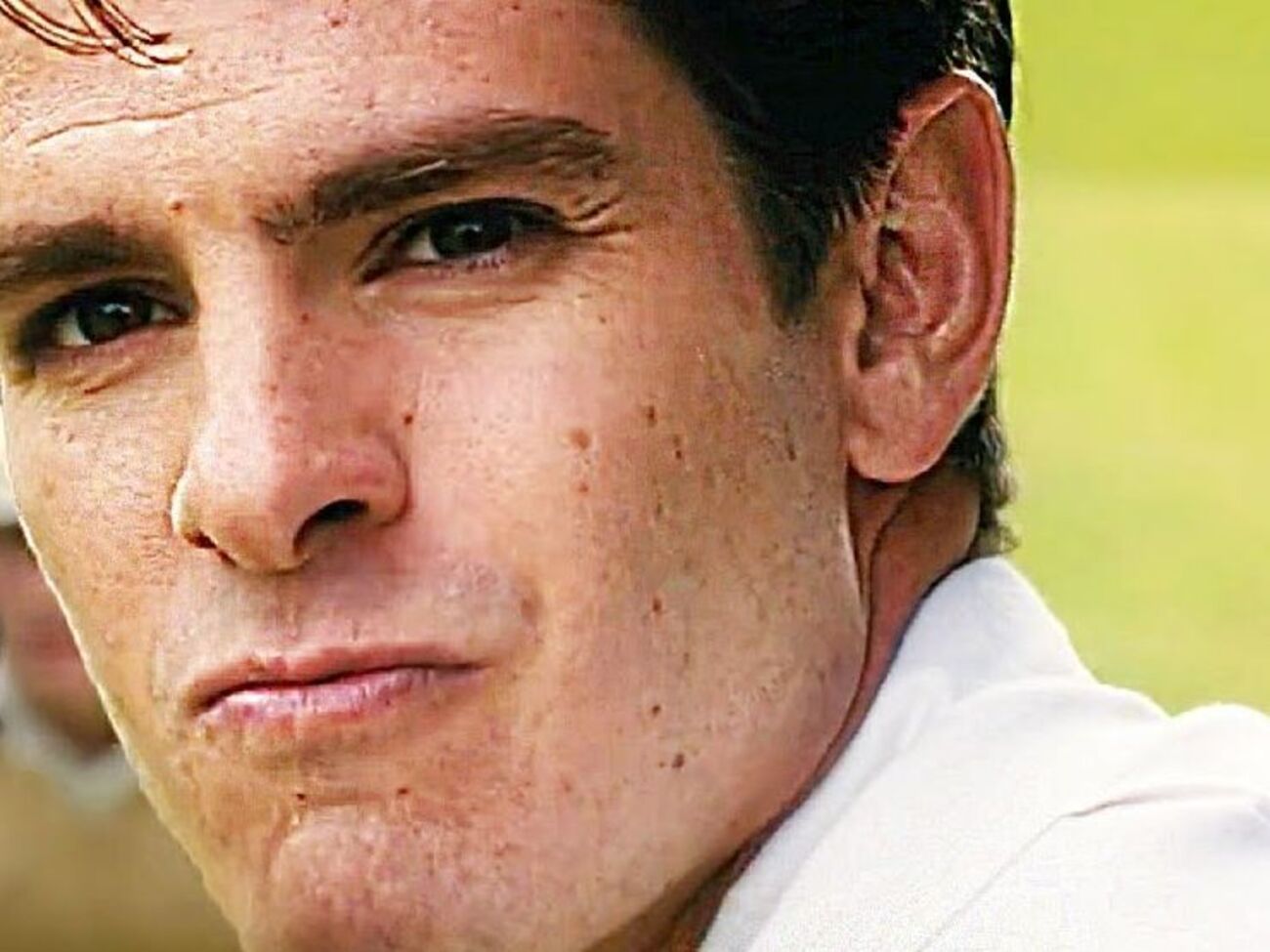 Главный герой, вопреки болезни, путешествует по миру, поддерживая других людей