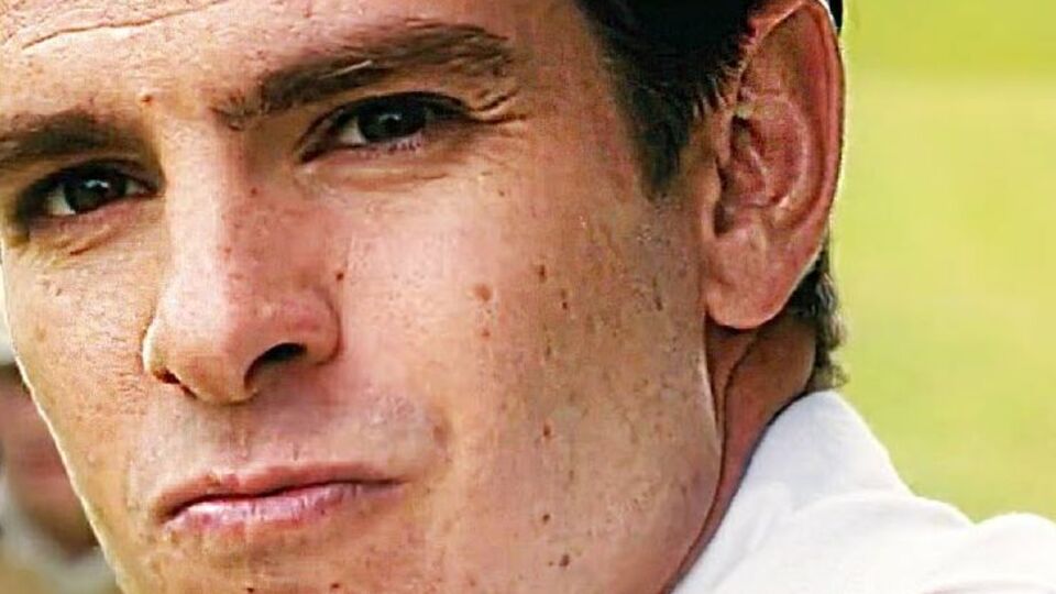 Главный герой, вопреки болезни, путешествует по миру, поддерживая других людей