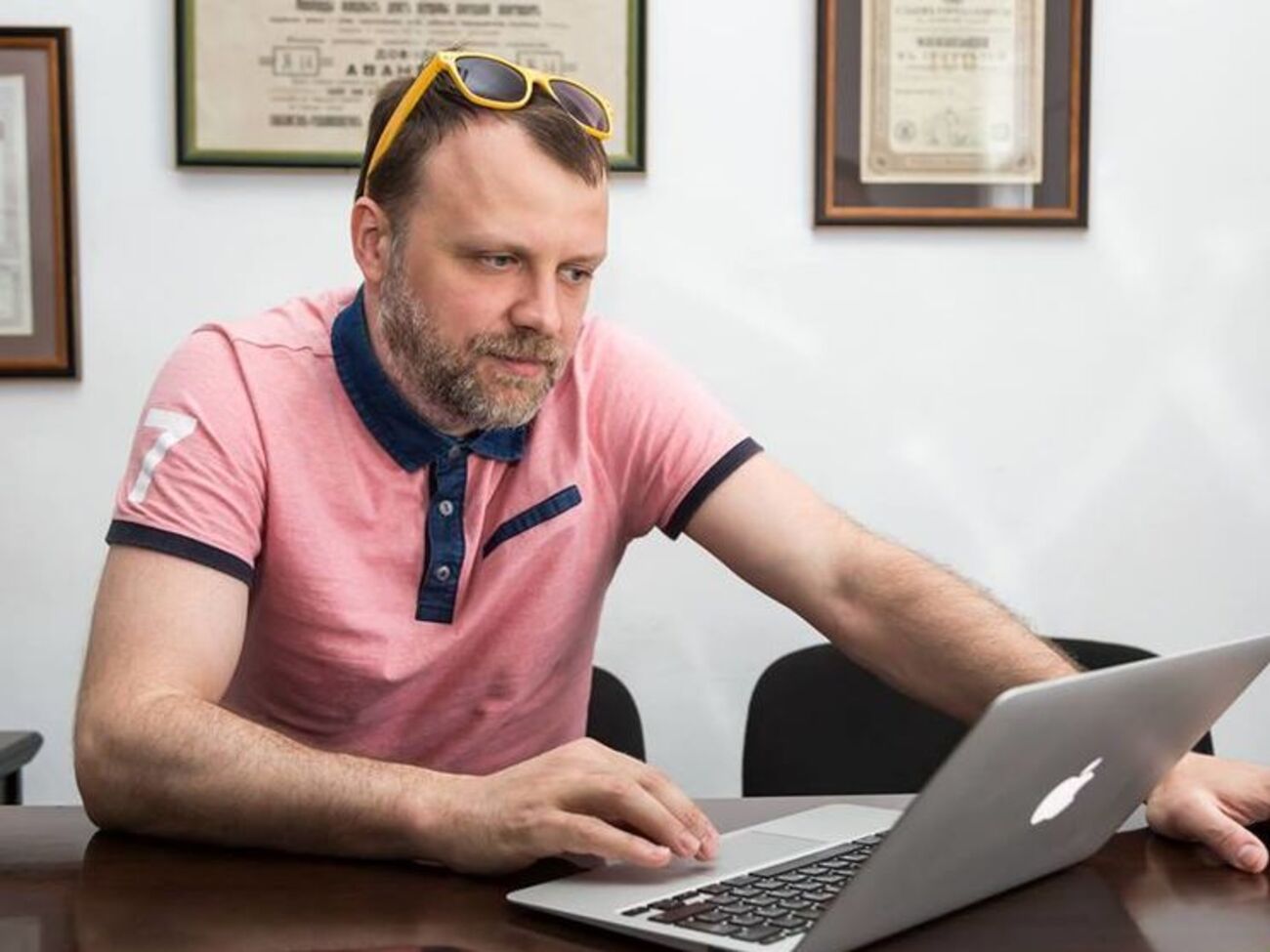 Намагаючись мати красивий вигляд, худенькі дівчата своїми лабутенами розколюють у лайно витвір "Укравтодору"