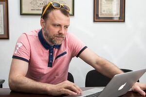 Намагаючись мати красивий вигляд, худенькі дівчата своїми лабутенами розколюють у лайно витвір "Укравтодору"