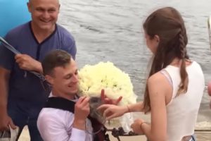 Девушка ответила на предложение: "Да!"