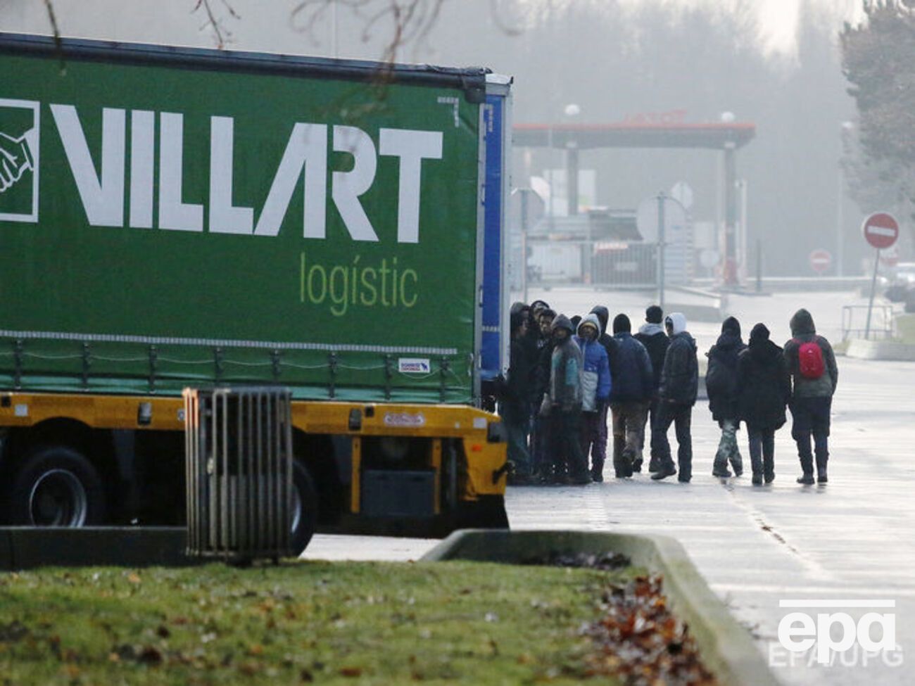 Мігранти використовують вантажівки для поромної переправи із Франції до Англії