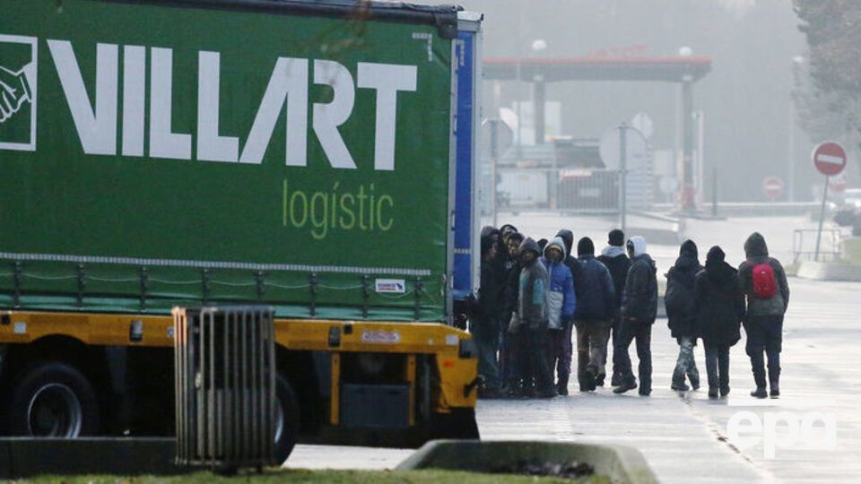 Мигранты используют грузовики для паромной переправы из Франции в Англию