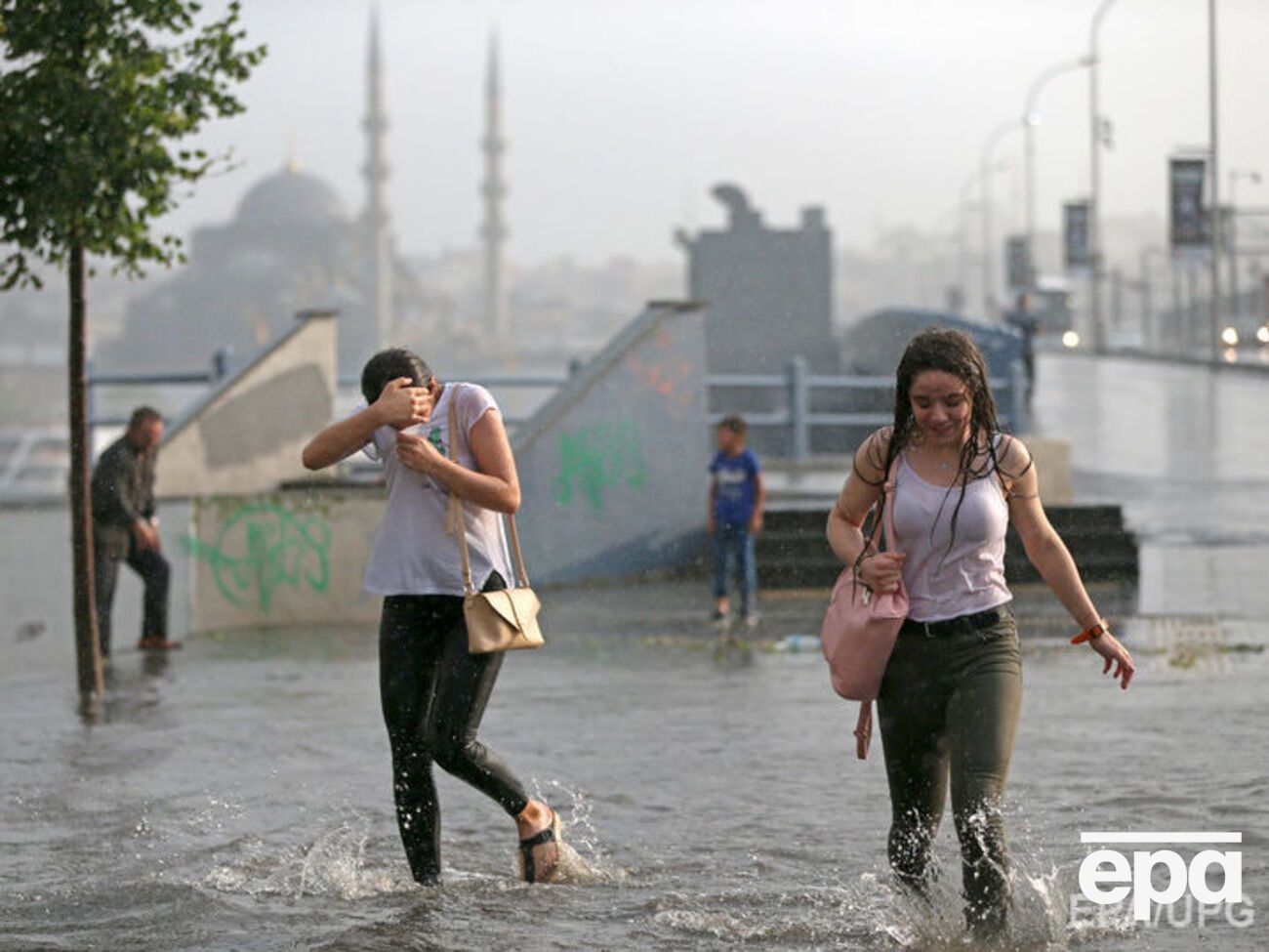 Протестувальниці заявили, що в Туреччині все частіше зустрічають факти насильства щодо жінок через зовнішній вигляд