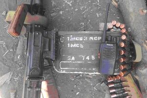 Захваченные украинскими военными пулемет Калашникова и радиостанция