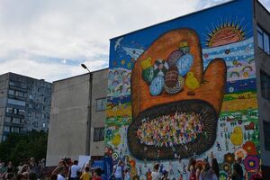 Мурал украсил здание школы №68 в микрорайоне Восточный