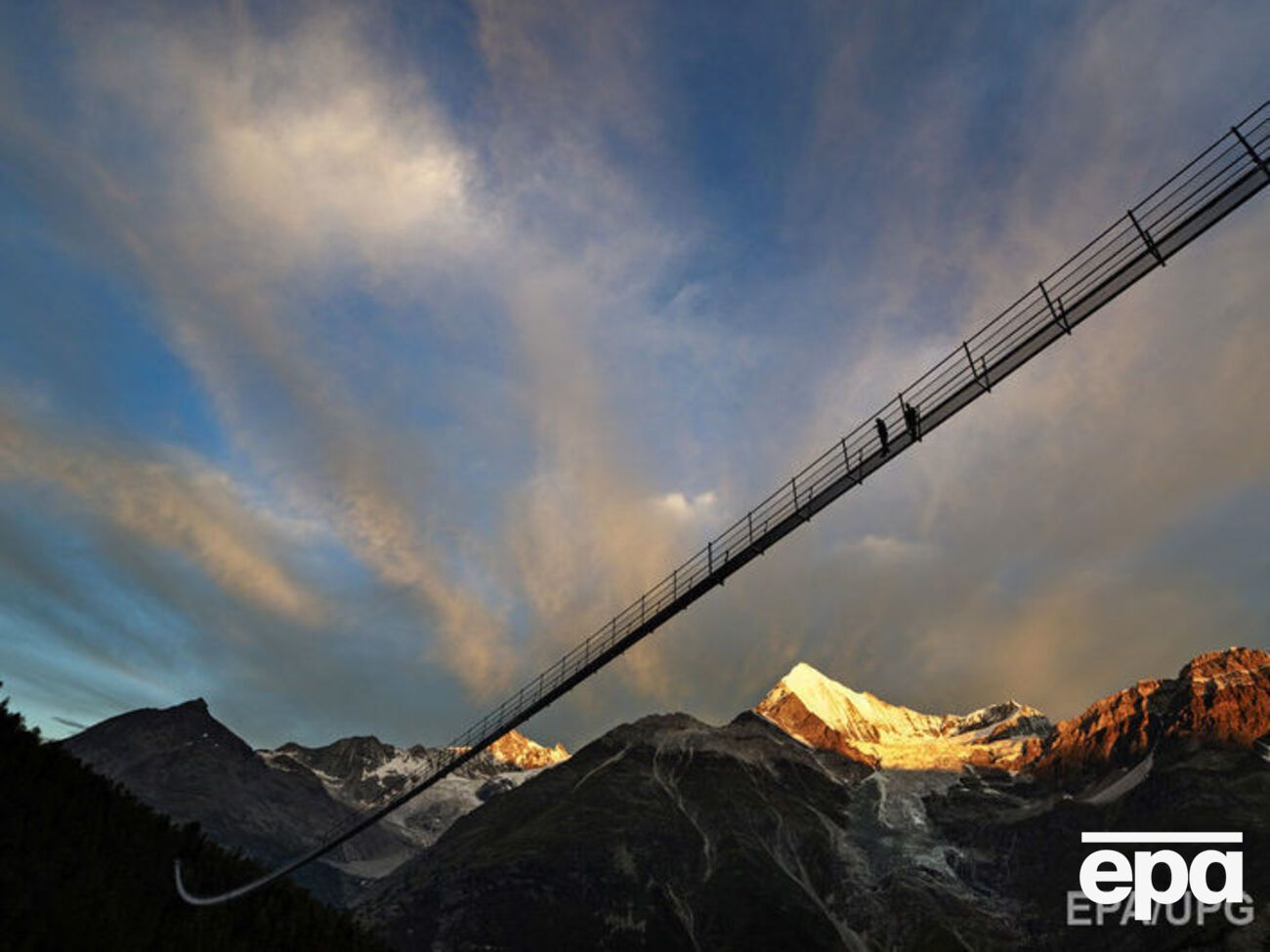 Мост находится в 80 м от земли