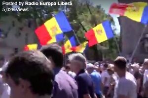 Собравшиеся выкрикивали лозунги "Отставка" и "Евросоюз, не давай денег мафии!"