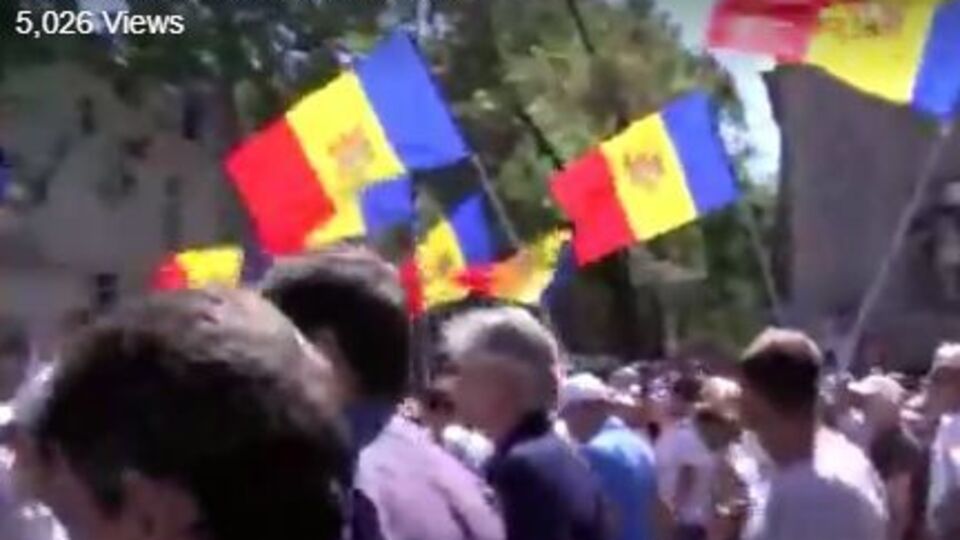 Присутні вигукували гасла "Відставка" і "Євросоюзе, не давай грошей мафії!"