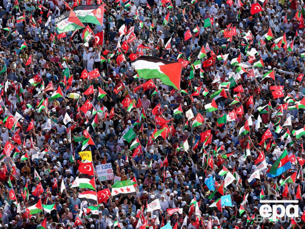 Агентство пишет, что участников акции организаторы доставляли автобусами со всего города