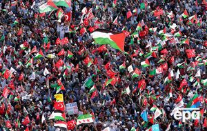 Агентство пишет, что участников акции организаторы доставляли автобусами со всего города