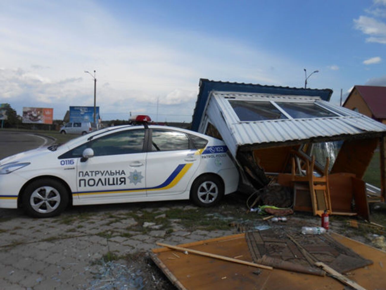 Маршрутное такси по инерции въехало и повредило наблюдательный пост полиции по надзору за дорожным движением, пострадало припаркованное рядом служебное авто&nbsp;