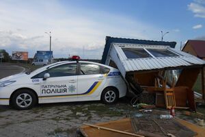 Маршрутное такси по инерции въехало и повредило наблюдательный пост полиции по надзору за дорожным движением, пострадало припаркованное рядом служебное авто