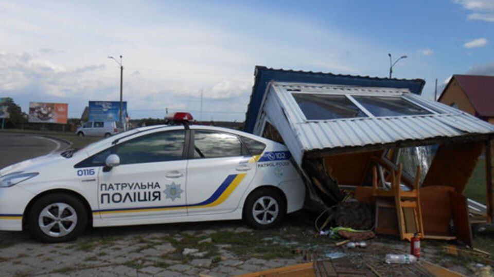 Маршрутное такси по инерции въехало и повредило наблюдательный пост полиции по надзору за дорожным движением, пострадало припаркованное рядом служебное авто