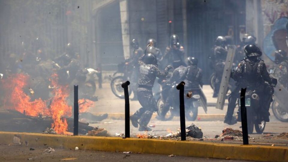 Взрыв произошел после того, как полиция попыталась разогнать протестующих