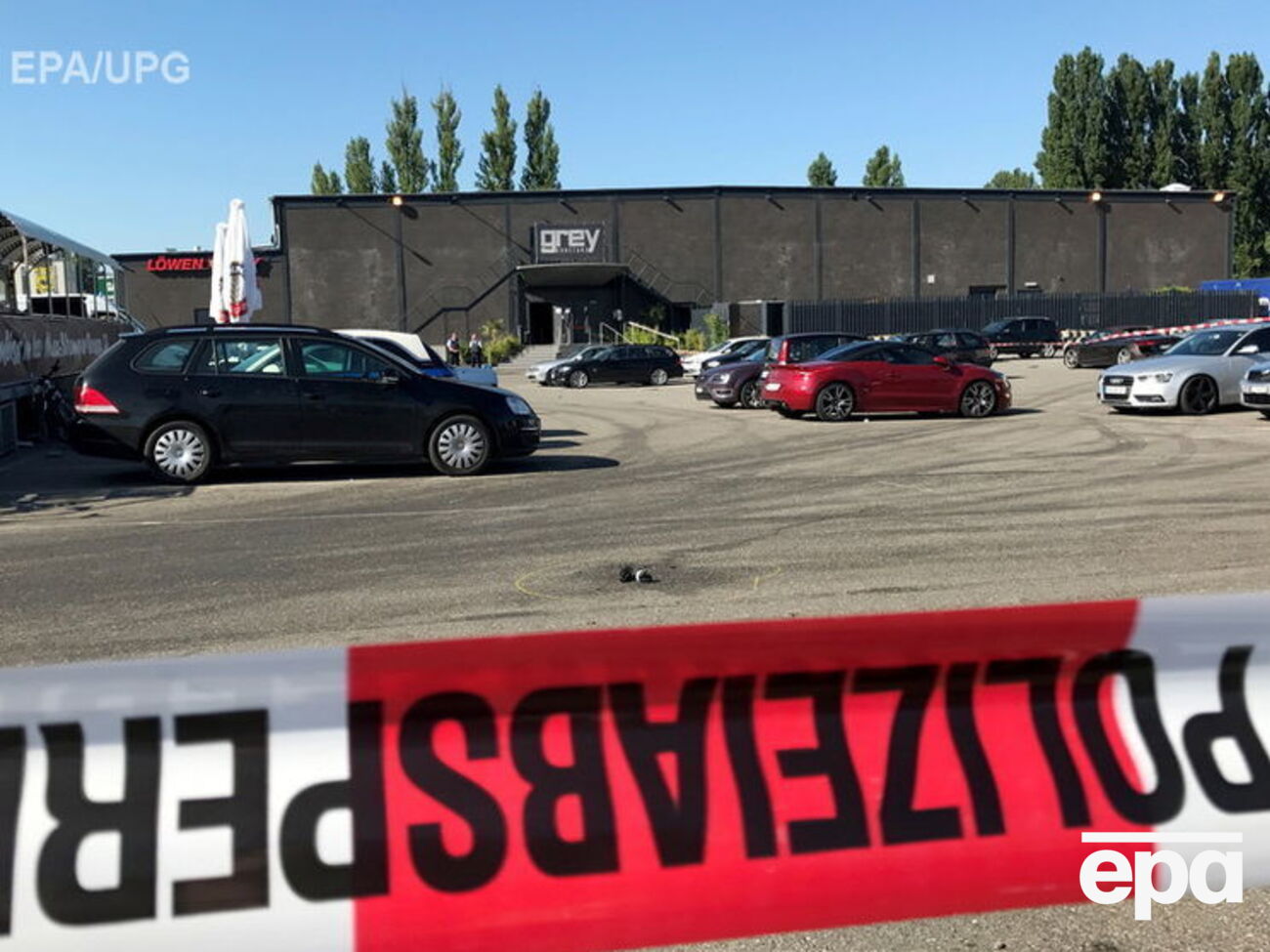 Жертвой нападения стал охранник, еще три человека, включая офицера полиции, получили ранения