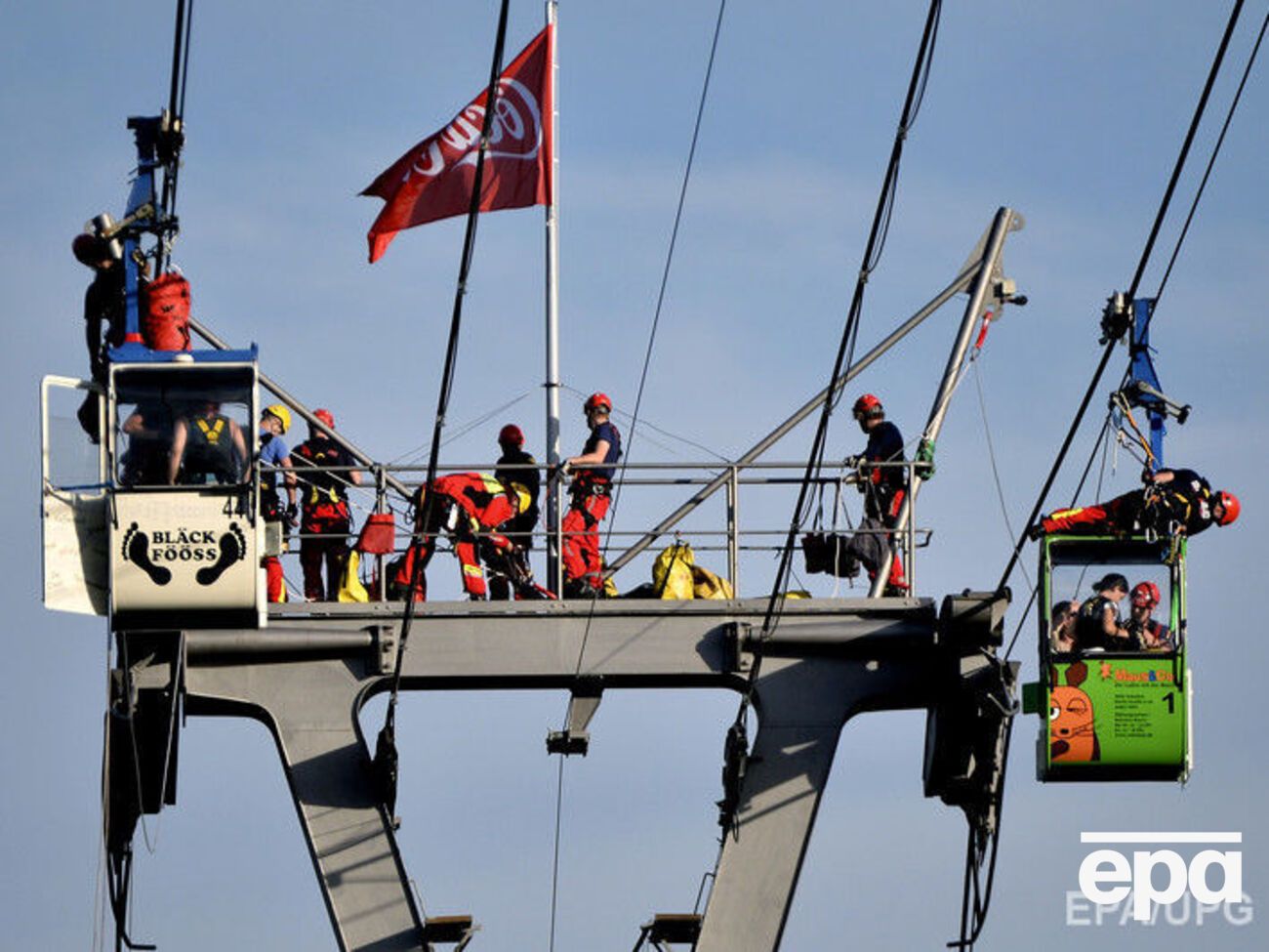 Одна из кабинок наехала на опору