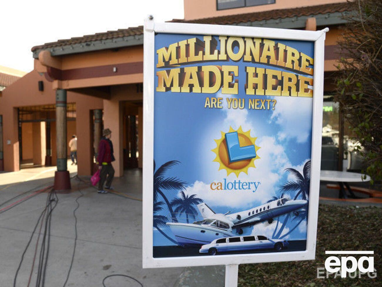 Пенсионер стал дважды миллионером, играя в лотерею