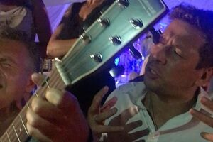 Мерзликин речитативом исполнил стихотворение под аккомпанемент Агутина