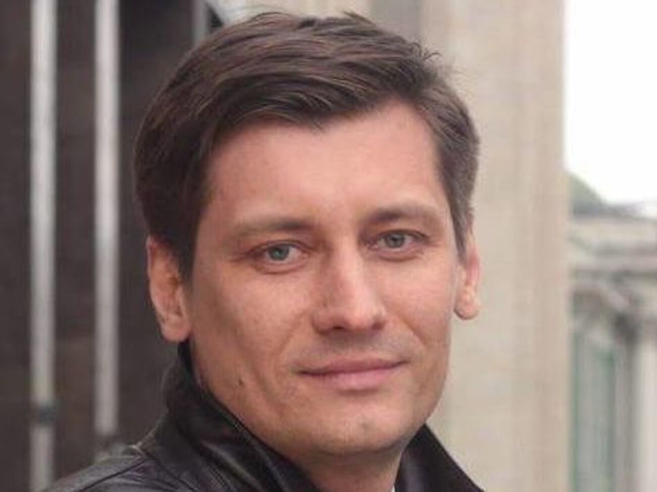 Никаких семи сотен дипломатов США в России нет, так что в посольствах будут сокращать россиян, которые там работают