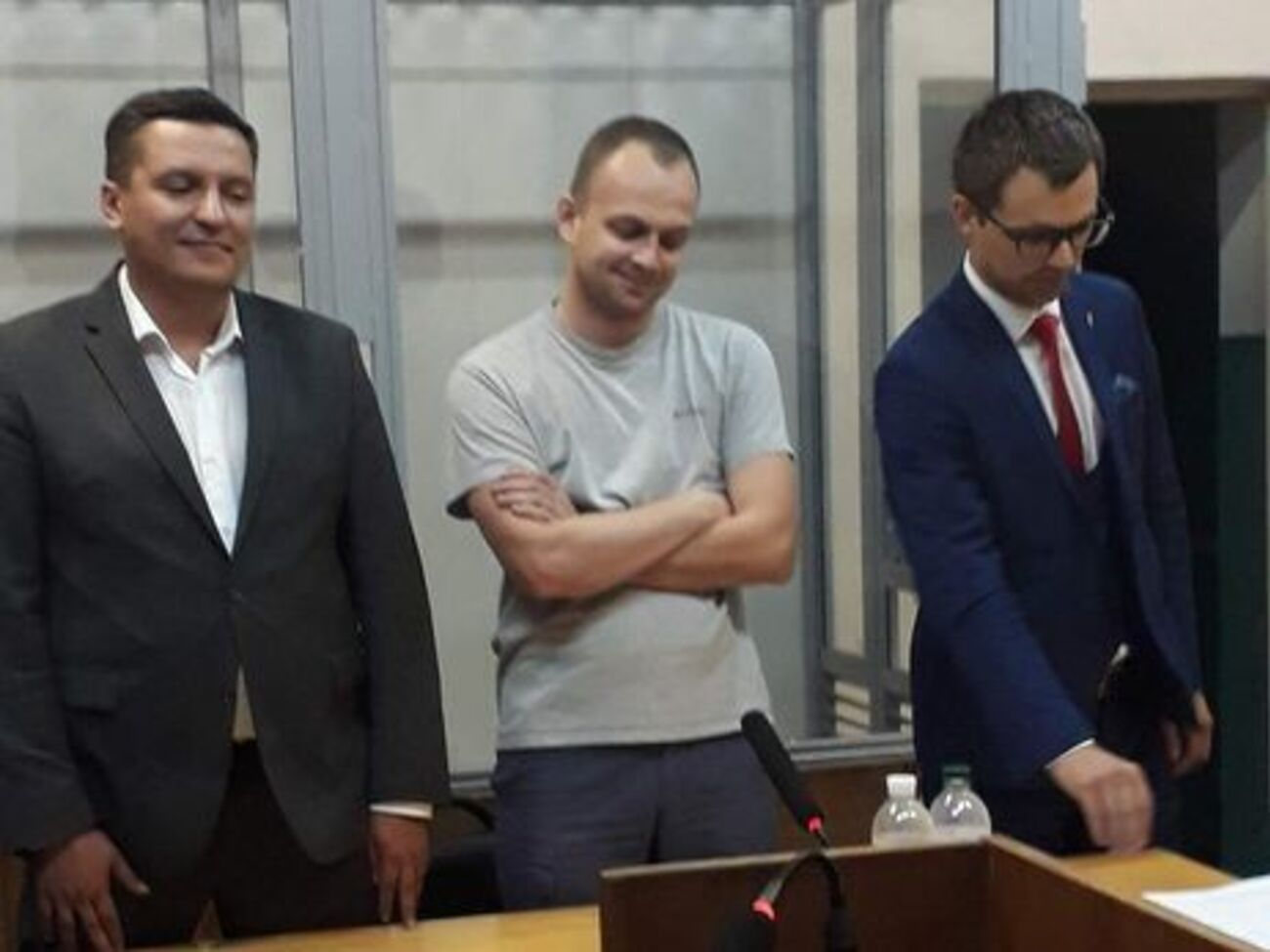 Сус (у центрі) перебуває вдома у Хмельницькому, заявив його адвокат