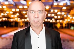 Кошовий прикрив лисину накладним волоссям