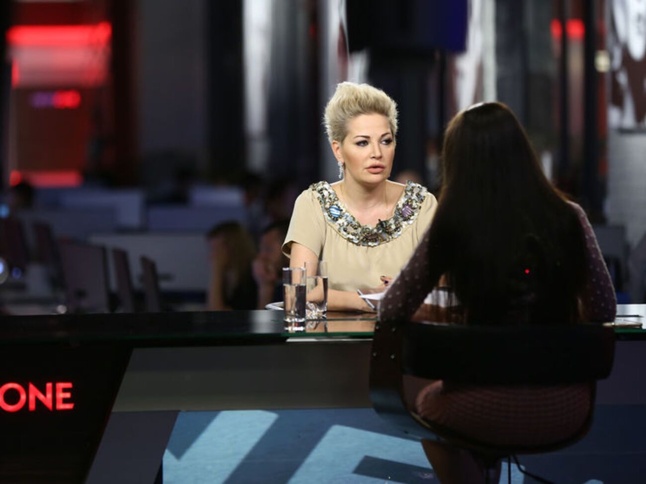 Максакова: Батько балансує. Усе одно мама поруч, а я далеко
