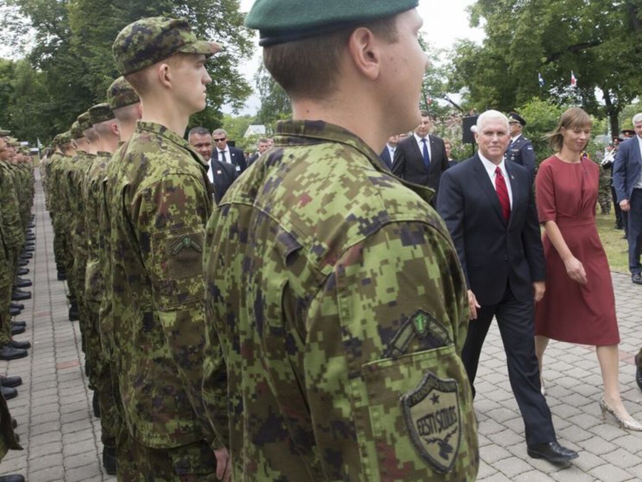 Пенс перебуває з візитом в Естонії