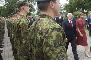 Пенс перебуває з візитом в Естонії