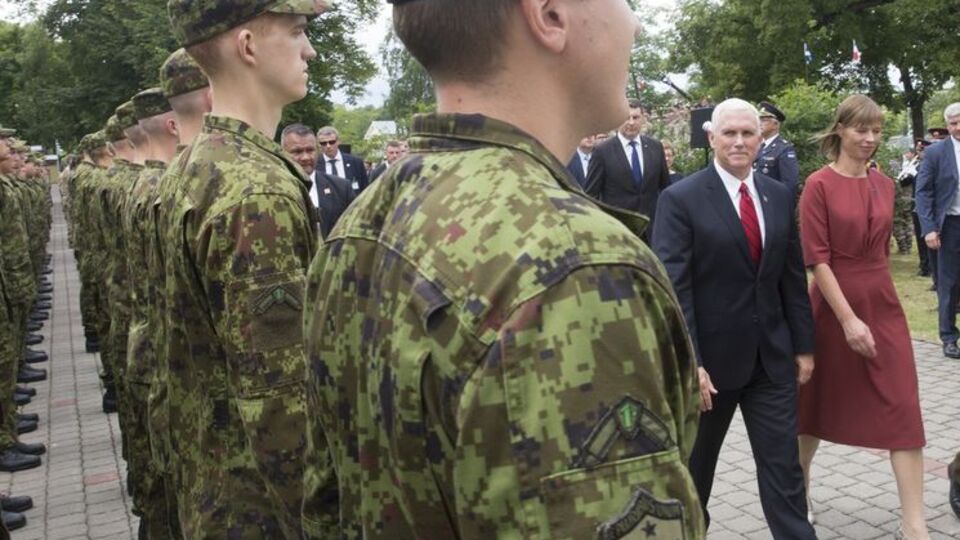 Пенс перебуває з візитом в Естонії