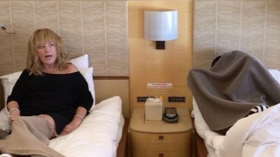 Пугачева исполнила песню, находясь в постели